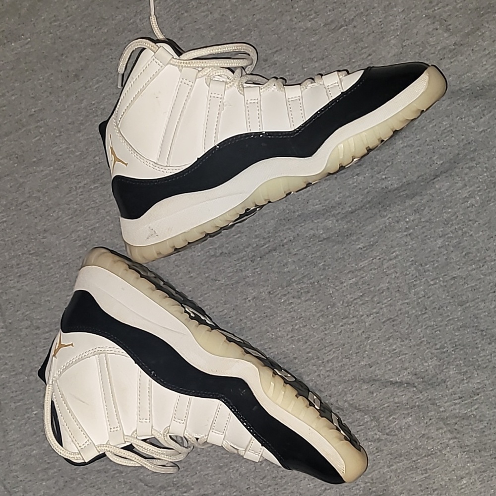 Nike Air Jordan 11s - Picture 3 of 9